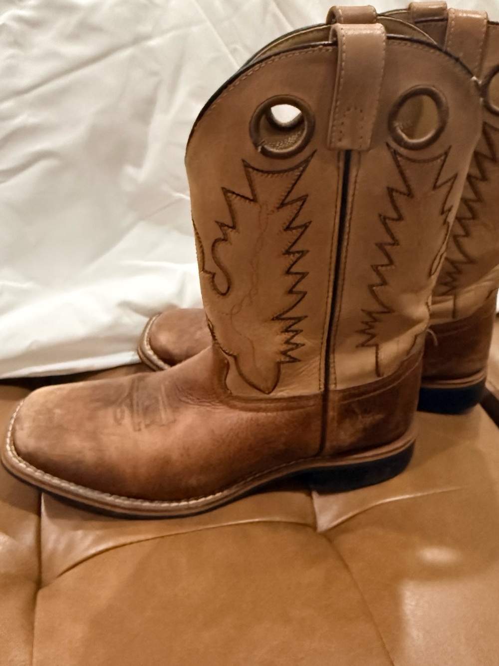 Men's Tan Western Pull-On Cowboy Boots with Decorative Stitching